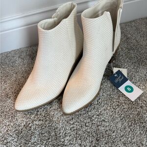 Universal Thread Cream Ankle Booties